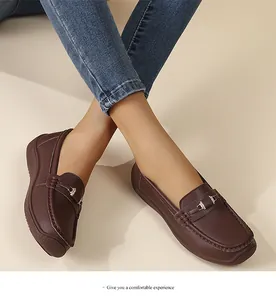 Vue détaillée des mocassins confortables en cuir souple marron pour femmes avec boucle