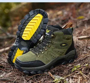 Robuste Herren-Wanderschuhe mit rutschfester Gummisohle in einer natürlichen Waldumgebung.