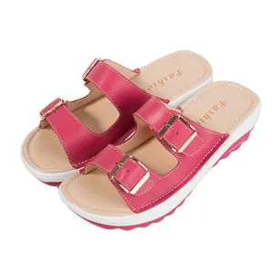 Elegantes sandalias de cuña magenta para mujer con hebillas doradas dobles