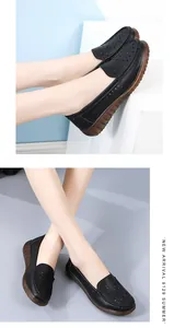 Nahaufnahme der schwarzen Leder-Loafer für Damen mit perforiertem Blumenmuster