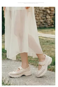 Détail de baskets Mary Jane beiges respirantes avec un design de bride velcro très confortable