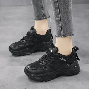 Zapatillas chunky de malla negra para mujer con parte superior transpirable y plataforma.