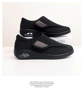 Detailansicht der schwarzen Mesh-Seniorenschuhe mit Luftpolsterfersen und Klettverschluss