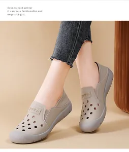 Close-up van leren instapschoenen voor dames met een ademend geperforeerd opengewerkt design