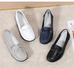 Gedetailleerde weergave van comfortabele dames loafers in diverse kleuren met strik