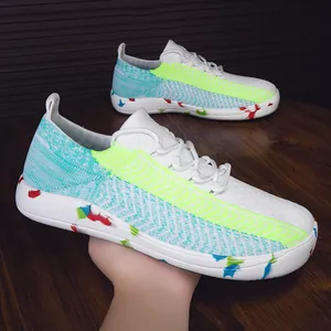 Scarpe a calzino in rete da uomo con design a piedi nudi e suola colorata.