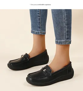 Gros plan de mocassins noirs confortables à coupe large avec un jean bleu