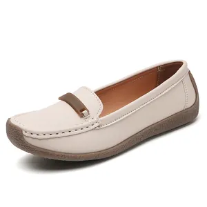 Bequeme cremeweiße Damen-Loafer mit weicher brauner Gummisohle für den täglichen Freizeitlook