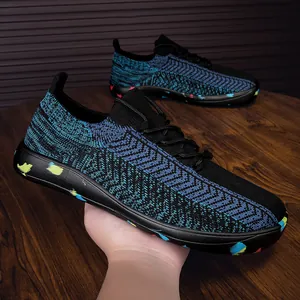 Scarpe a calzino traspiranti da uomo con suole macchiate colorate e motivi in maglia.