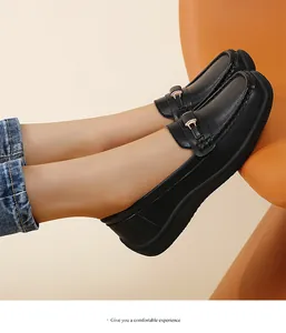 Gros plan de mocassins en cuir noir pour femmes avec une semelle particulièrement souple