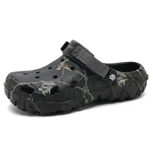 Atmungsaktive schwarze Camouflage-Clogs mit verstellbarem Fersenriemen und weicher Sohle