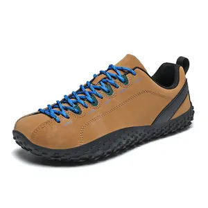 Chaussures de randonnée marron avec lacets bleus et semelles antidérapantes