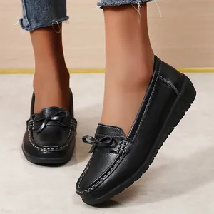 Klassieke zwarte dames loafers met strik en contraststiksel voor dagelijks gebruik