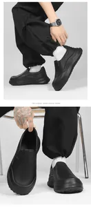 Detail der schwarzen wasserdichten EVA-Kochschuhe mit Slip-On-Design und rutschfester Sohle