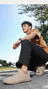 Foto de estilo de vida al aire libre de zapatillas de marcha caqui para hombre