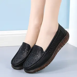 Atmungsaktive schwarze Leder-Loafer für Damen mit weicher Dämpfungssohle und Blumenmuster