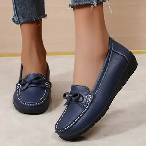 Marineblauwe leren dames loafers met elegant strikdetail en witte stiksels accenten