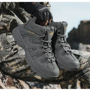 Détail de chaussures de randonnée tactiques grises pour hommes, semelle gomme.