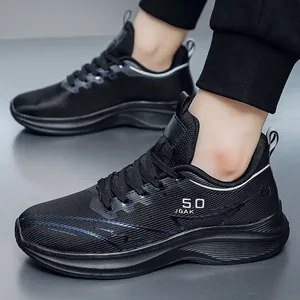 Vista laterale di scarpe da corsa da uomo nere in rete traspirante con suola spessa