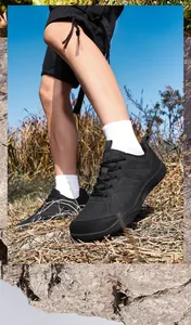 Vista detallada de las zapatillas de senderismo de malla transpirable negra para hombres.