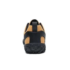 Vue arrière de chaussures de randonnée à bout large avec semelle en caoutchouc robuste
