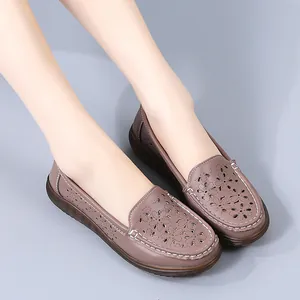 Elegante malvenfarbene Leder-Loafers mit floralem Cut-out-Design für Damen und Mütter