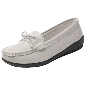 Comfortabele lichtgrijze verpleegsterschoenen met platte zool en strikdetail