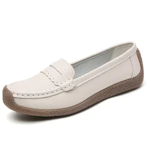 Bequeme cremefarbene Leder-Loafer für Damen mit weicher Gummisohle zum Hineinschlüpfen