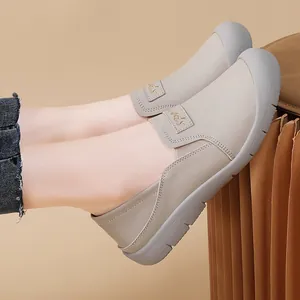 Stijlvolle beige leren instapschoenen voor dames met een zachte platte zool en casual design