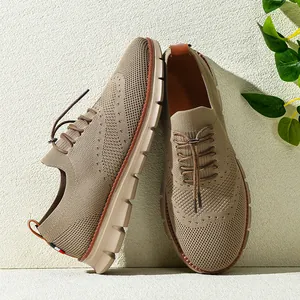 Dettaglio laterale di mocassini da uomo in flyknit kaki con suola spessa e traspirante