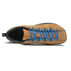 Vue de dessus de chaussures de randonnée marron à bout large avec lacets bleus