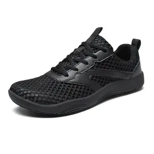 Bequeme, atmungsaktive Herren-Outdoor-Sneaker mit breiter Zehenpartie in Schwarz