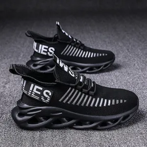 Détail des chaussures de course flyknit noires avec semelle creuse ondulée unique