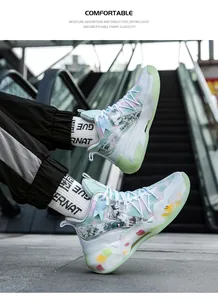 Nahaufnahme von trendigen Herren-Basketballschuhen mit bunten dämpfenden Sohlen