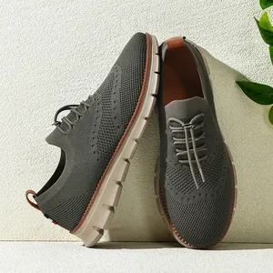 Primo piano di mocassini grigi da uomo in fly-knit traspirante con suola beige.
