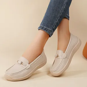 Mocassins en cuir beige confortables pour femmes à semelle plate souple sur modèle