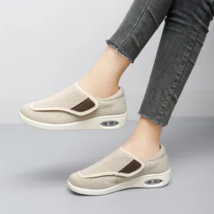 Komfortable atmungsaktive Mesh-Wanderschuhe für Senioren mit Klettverschluss und Luftpolster.