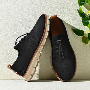 Vista dettagliata dei mocassini traspiranti in flyknit nero con suola in gomma