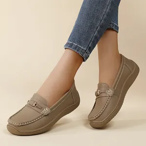 Mocassins confortables pour femmes à bout large avec semelle souple et décor métal