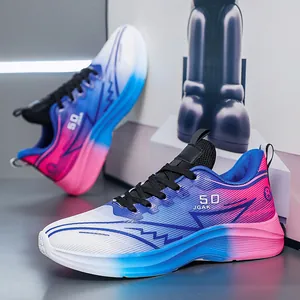 Vista dettagliata delle scarpe da corsa da uomo con vivace sfumatura blu e rosa