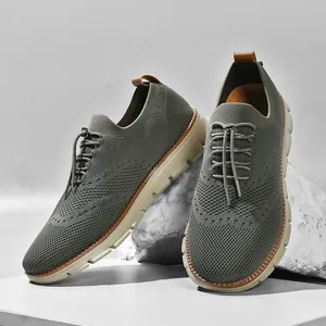 Dettaglio dei mocassini da uomo in maglia traspirante verde oliva con suole beige