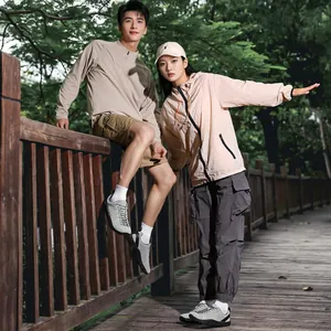 Photo lifestyle de couple portant des chaussures de randonnée pieds nus sur un pont