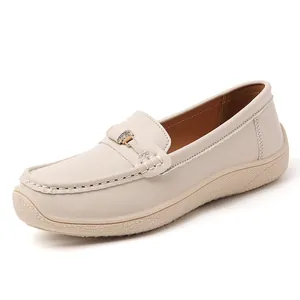 Mocassins élégants en cuir crème pour femmes avec semelle souple et boucle en cristal