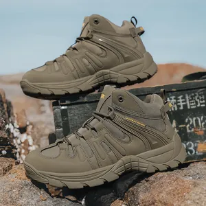 Bottes de randonnée professionnelles vert olive pour hommes sur un terrain rocheux