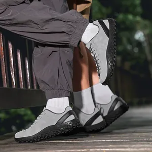 Vue détaillée des chaussures de randonnée pieds nus grises à bout large en extérieur.