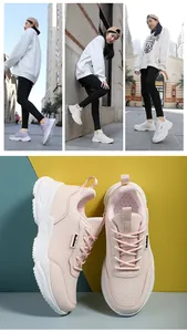 Vista dettagliata delle sneakers in mesh rosa con scatti lifestyle di scarpe platform