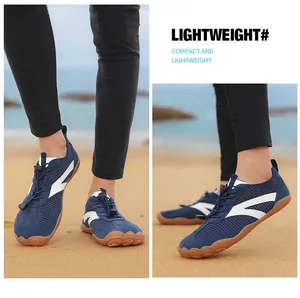 Vista dettagliata di scarpe da acqua blu navy traspiranti per uomo e donna sulla spiaggia