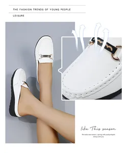 Detailansicht weißer perforierter Leder-Loafers für Damen mit stilvoller Goldschnalle