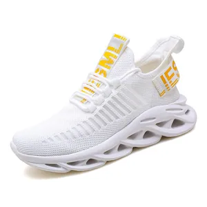Chaussures de course Blade blanches en maille pour hommes avec accents jaunes