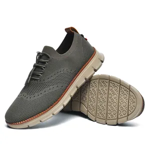 Vista laterale e suola di mocassini flyknit marroni traspiranti da uomo con design mesh.